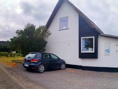 Parkering hos Mias Massage. Parkering foran huset på Smørjeppevej nr. 3.