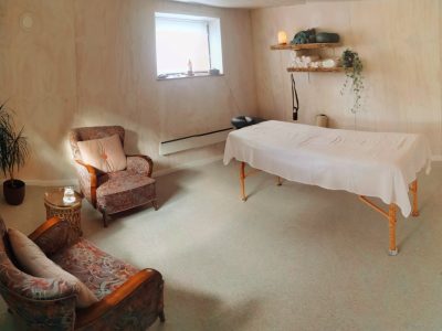 Massage-rummet hos Mias Massage. To lænestole til snak om massagen før og efter massagen.