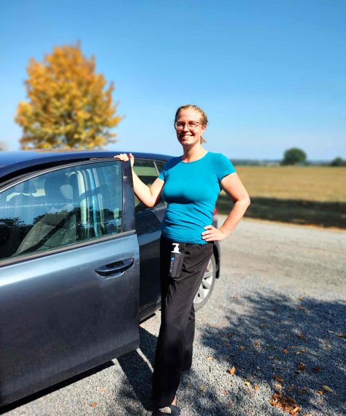 Mias Massage på vej i bil Mia fra Mias Massage står klar ved sin bil, til en ny kunde.